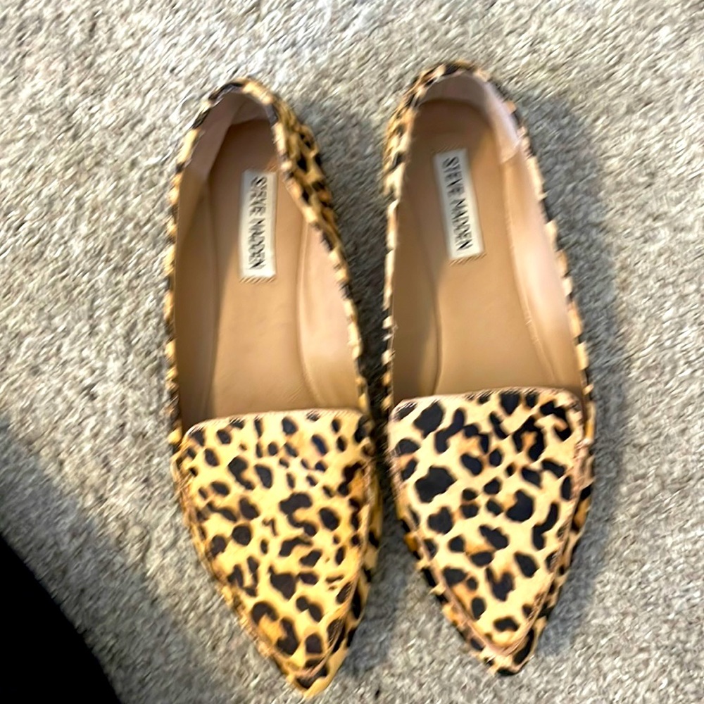 Steve Madden flats. Never been worn.